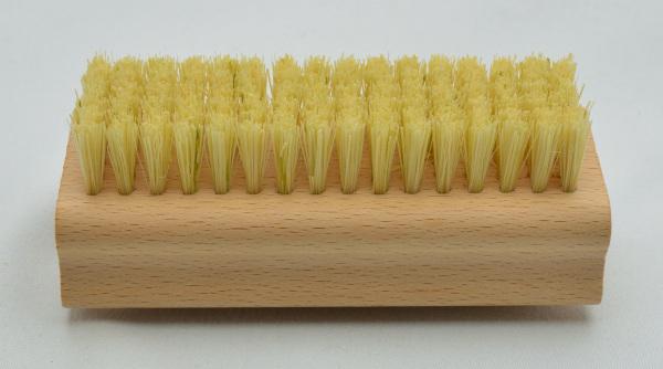 Handwaschbürste und Nagelbürste Buchenholz naturbelassen mit Griffmulden. 6 und 4 Reihen helle harte Naturborsten.